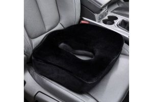 L'assise ergonomique est un coussin qui apaise nettement le mal de dos et plus particulièrement les  douleurs au coccyx en voiture