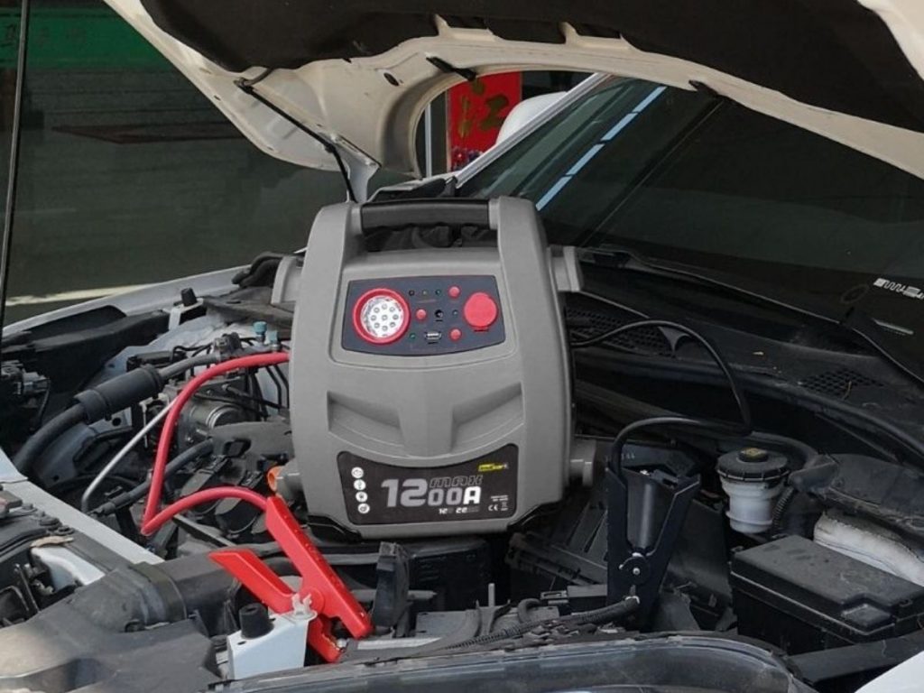 le booster batterie voiture de 1200 ampères est idéal pour recharger tout type de voiture, mêmes les plus grosses cylindrées