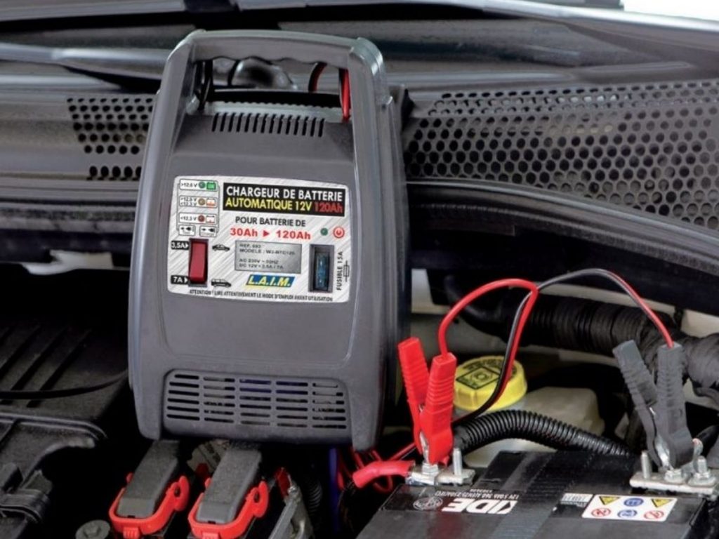 le chargeur de batterie s'adapte à tout type de batterie et délivre une puissance nécessaire au redémarrage d'une voiture