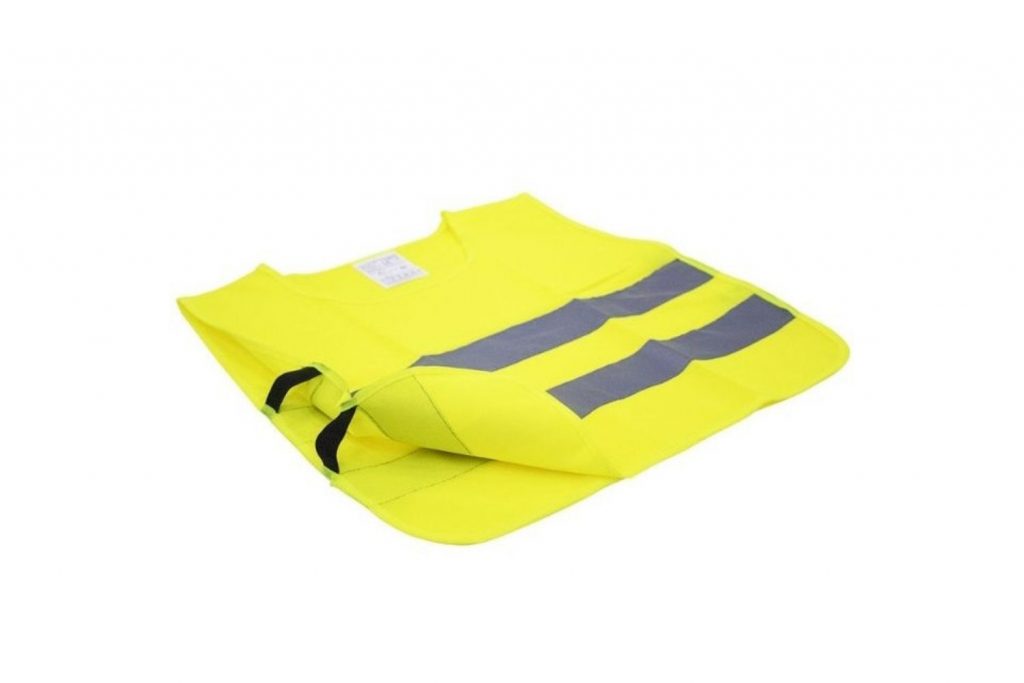 Le gilet jaune est un accessoire indispensable à avoir en voiture pour être visible des autres usagers en cas d'accident.