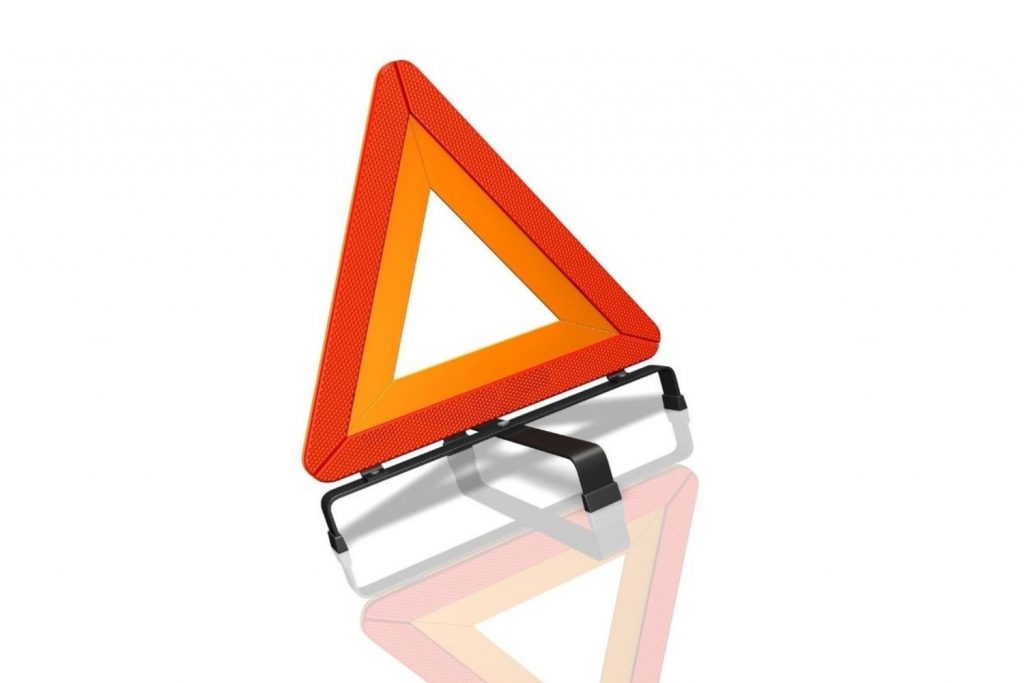 Le triangle de présignalisation fait partie des accessoires obligatoires à avoir dans sa voiture. Il vous mettra en sécurité en cas d'accident, tout comme les autres usagers. 