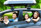 Voyager en voiture en famille sur la route des vacances, nécessite de bien s'équiper en accessoires de confort et de divertissement