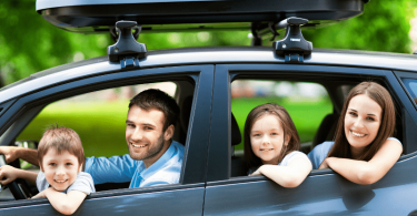 Voyager en voiture en famille sur la route des vacances, nécessite de bien s'équiper en accessoires de confort et de divertissement